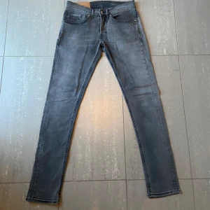 Dondup Jeans George  - Säljer nu dessa sjukt snygga dondup George jeans som är i riktigt bra skick utan defekter, de på baksidan är populär design, skriv vid fler frågor o funderingar🙌🏼