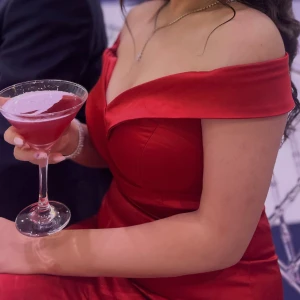 Röd klänning - Säljer en röd klänning i storkek 36/s. ❤️Skriv för fler bilder❤️Finns att hämta i Stockholm!