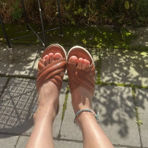 Bruna sandaler  - Helt nya, oanvända, hann ej göra retur Storlek 39  Pris i butik 800, dem är slut sålda även 