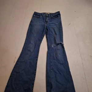 levis bootcut jeans - de är aldrig använda och är i storlek W28 L30