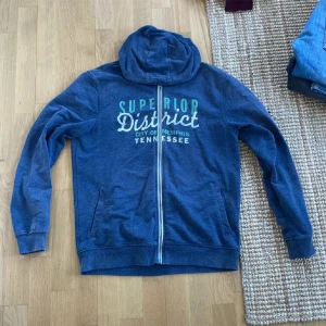 Laidback Hoodie  - Bra skick  Sjysst hoodie för dig som vill ha laidback stil