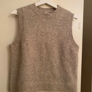 Stickad beige väst  - Jättesöt stickad beige väst, köpt vintage i second hand, som ny! 