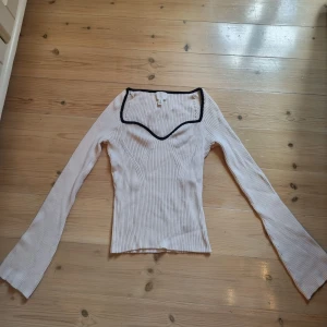 Vit ribbstickad tröja - Fin vit ribbstickad tröja ifrån H&M🤍 