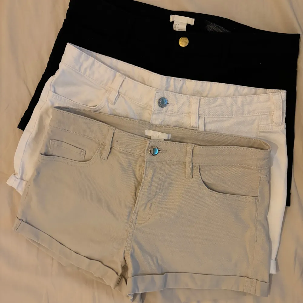 Säljer 3 stycken fina shorts o storlek 38.  Alla 3 shorts 130kr. Shorts.