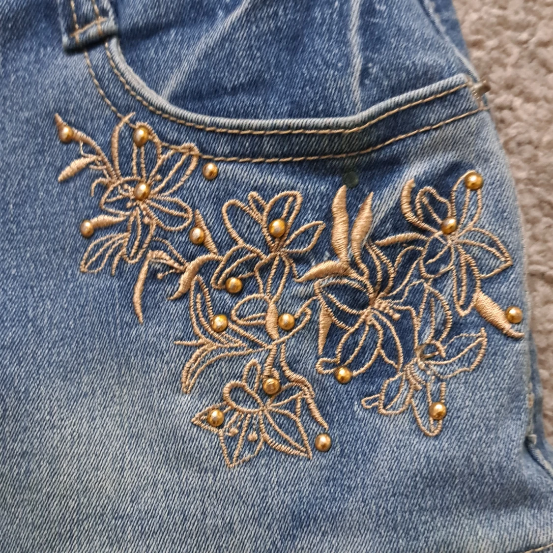 Jeanskjol med broderi - 2