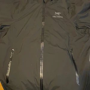 ARCTERYX regn/vind jacka - Väldigt bra skick vill bli av med den för den är för stor 
