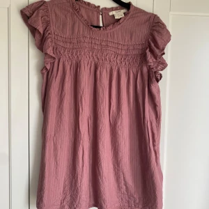 Söt blus  - Söt blus från esprit ! Sparsamt använd, väldigt fint skick 