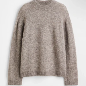 H&M stickad tröja i ullblandning - En väl oanvänd stickad tröja som inte kommer till användning. Helt slutsåld på H&M:s hemsida. Storlek M men sitter som en S. Köpt för 699 men säljer för 499. Hör av dig vid frågor🤎