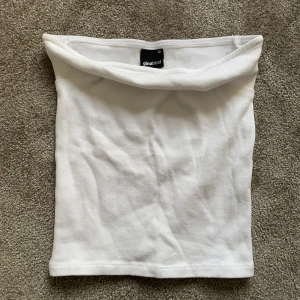 Vit tubtopp - Säljer denna vita populära tubtoppen från Gina Tricot då den tyvärr är lite liten på mig 🤍 jag har använt den ca 2 gånger och nypris är 160 kr! 