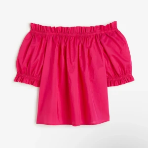 Off-shoulder topp med volang - En jättefin cerise rosa blus som är slutsåld på H&M:s hemsida. Helt ny med prislappen kvar🩷