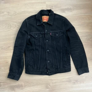 Levis jeansjacka - Säljer en svart jeansjacka från Levis k storlek S.