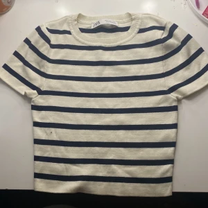 Randig T-shirt - Randig T-shirt i väldigt bra skick. Den har storleken S men den är väldigt lite i sin storlek och är som en XS .Det är en randig magtröja och är också randig i tyget. Säljer den för 45 + frakt