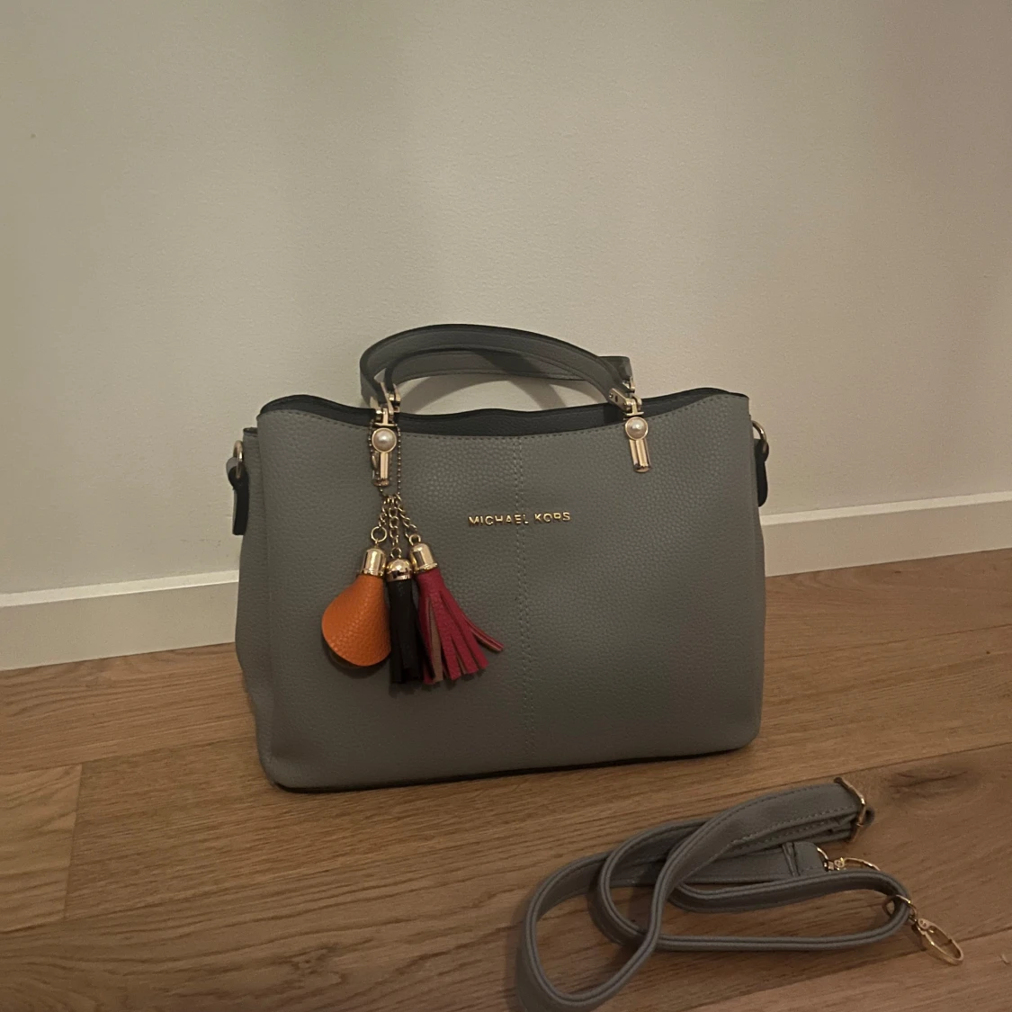 Oanvänd Michael Kors väska - 92