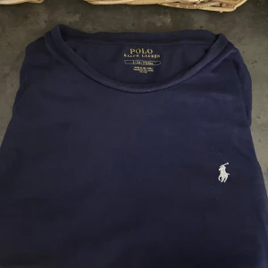 Polo Ralph lauren T shirt - Fräsh Ralph lauren tröja i blå färg, Nypris runt 700, Tröjan är i jätte bra skick och inga defekter eller skador på tröjan. Sitter jättebra och är snygg. Bara och skriva om ni undrar något, Aktiv varje dag och skickar samma dag.
