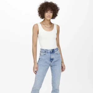 COMFY MOM JEANS - Jeans relaxed fit - | Ljusblå högmidjade mom-jeans med slim fit. Ganska små i storleken | Strl: 34 | Pris kan INTE diskuteras | Skick: bra |Köparen står för frakten | Kolla gärna igenom mina andra annonser också 🥰