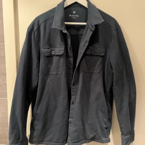 Massimo dutti overshirt - Hej! Säljer nu min snygga Massimo dutti overshirt som är i bra skick och storlek XXL dock sitter den snarare som L/M då den är liten i storlek. Släng iväg ett meddelande vid frågor eller funderingar 🙌