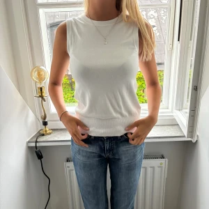 Stickad topp - Supersnygg vit topp med knappar där bak, finstickat material! Toppen skick!🤍🤍🤍