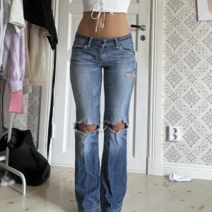 Lådmidjade Jeans  - Så snygga jeans köpte i Köpenhamn😄💘klippt hålen själv! Skulle säga storlek 36🙌🏼🙌🏼jag är 167, KOLLA GÄRNA IN MINA ANDRA ANNONSER, SÄLJER FLER JEANS