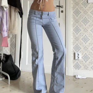 Blå h&m jeans - Så snygga &ljusblå jeans ifrån h&m, det är samma modell som de populära gröna jeansen. Använda men fortfarande i bra skick:)