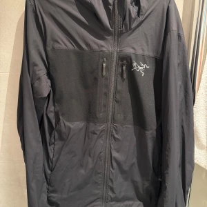 Arcteryx Proton Lightweight Jacket - Säljer nu min feta Arcteryx jacka då den är för liten för mig. Skön att ha på en blåsig höst/vårdag Strl S Cond: 8/10, använd men inga fläckar eller hål. Hör av dig om du har frågor eller vill ha fler bilder!