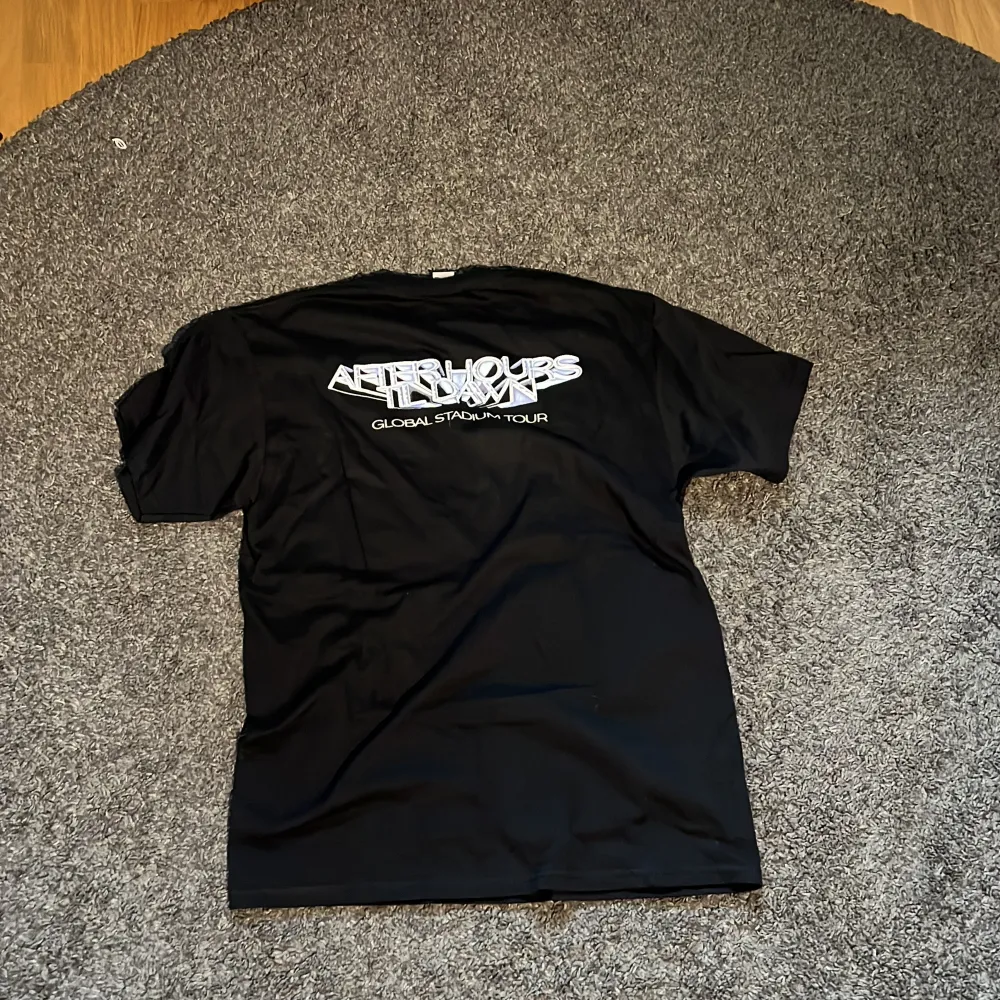 En fantastiskt snygg t-shirt från the weeknds ”after hours til dawn” tour 2023. Köpte tre tröjor när jag var uppe i Stockholm i juni, två i medium och en i large. Large är tyvärr för stor för mig och har ej kommit till användning:/ skick nytt!!😁. T-shirts.