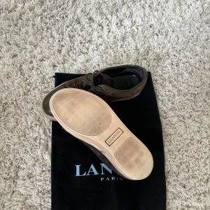 Lanvins - Tjena! Säljer nu dessa lanvins i storlek 42. Skorna är använda men kan lätt putsas upp och få en bättre look! Hör av er vid minsta fundering!🙌🏽