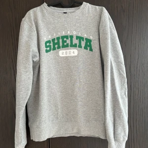 Sweatshirt från Shelta - Grå sweatshirt med tryck  från Shelta.