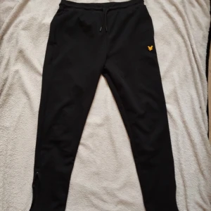 Svarta mjukisbyxor Lyle & Scott  - mjukisbyxor från Lyle & Scott i storlek M, (passar även L) väldigt bekväma och varma då dom är fodrade, har dragkedjor längst ner, nypris: 890:-  (Kan även tänka mig att byta) 👍