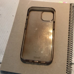Holdit mobilskal iPhone 13 - Hej, jag har bytt mobil så jag har ett nästan helt oanvänt mobilskal som jag inte har använts på ett tag. Den har legat i en låda i flera år och har några smårepor men är inte synliga.