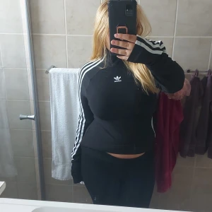 Adidas tröja - Långärmad svart adidas tröja storlek L💗