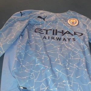 Manchester city tröja - Hej, säljer min manchester tröja då jag inte använder den.  Skriv gärna för frågor