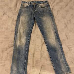 Jeans från g-star i bra skick Modellnamn 3301 straight tapered jeans Storlek 30/34