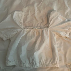 Vit blus - Oanvänd, mycket bra skick💕