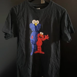 T-shirt kaws x sesame street  - T-shirt från uniqlo med kaws x sesame street tryck.