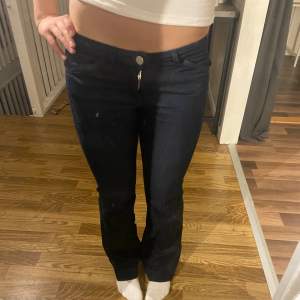 Ett par jättesnygga mörkblåa jeans ifrån Filippa K i jätte bra skick! Dom är i storlek XS och jeansen är bootcut och low waist😍😍💕