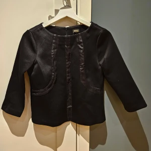 Superfin topp - Superfin svart topp med läderimiterat motiv, knappt använd från Vero moda i storlek 34, XS men skulle säga den passar S också.  