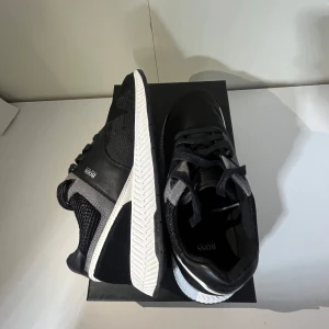 Hugo Boss Skor  - Ny Skick  För små aldrig använt 