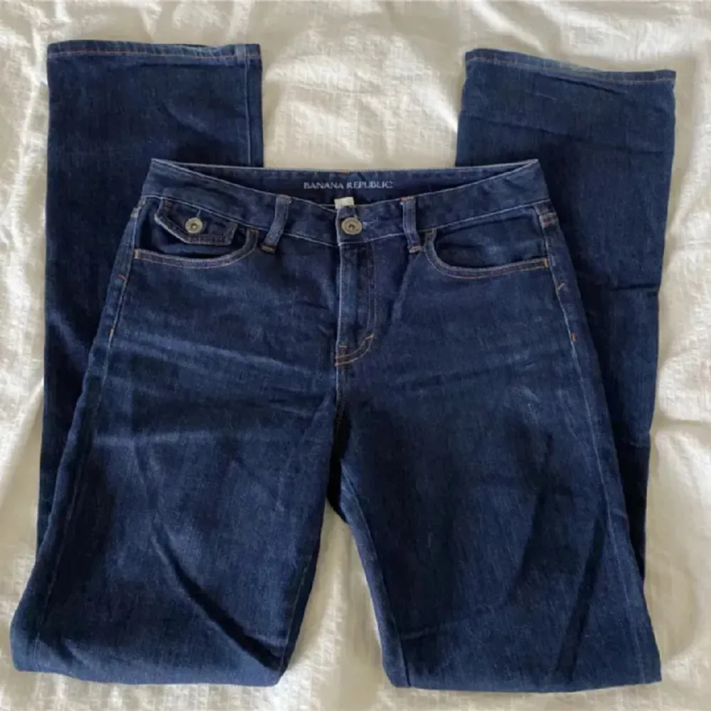 Säljer mina favorit jeans som jag tyvärr växt ur. Storlek 27 vilket motsvarar s. Dom är lågmidjade och bootcut med as coola fickor. Köp för 350kr. 🫶🫶. Jeans & Byxor.