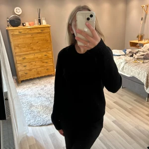 svart stickad tröja  - Säljer denna svarta skickade tröjan ifrån Vila då den inte används längre. Hör gärna av dig vid frågor