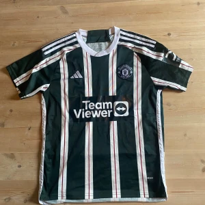 Man United fotbollströja - Manchester United fotbollströja i storlek L. Hör av dig vid frågor eller bud 