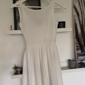Klänning  - Använd 1 gång.   Vit/cremefärgad 