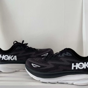 Hoka löparskor - Helt nya! Passade inte tyvärr och fanns ingen möjlighet att lämna pga jag fick dem som gåva och får inte göra återköp med ett annat kort därav säljer jag dem. Helt nya och oanvända. Kvitto och kartong medföljer Nypris 1999kr.