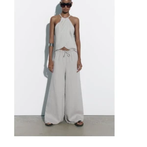 Zara byxa topp i linne grå - Superfint linneset med byxa palazzobyxa och topp halterneck Grå Nypris 359kr resp 399kr Anvönd en gång men måste tyvärr sälja pga att jag är för kort