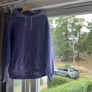 Hoodie. Pris kan diskuteras - Den är knappt använd, dirket från Barcelona! Passar mig perfekt 184cm