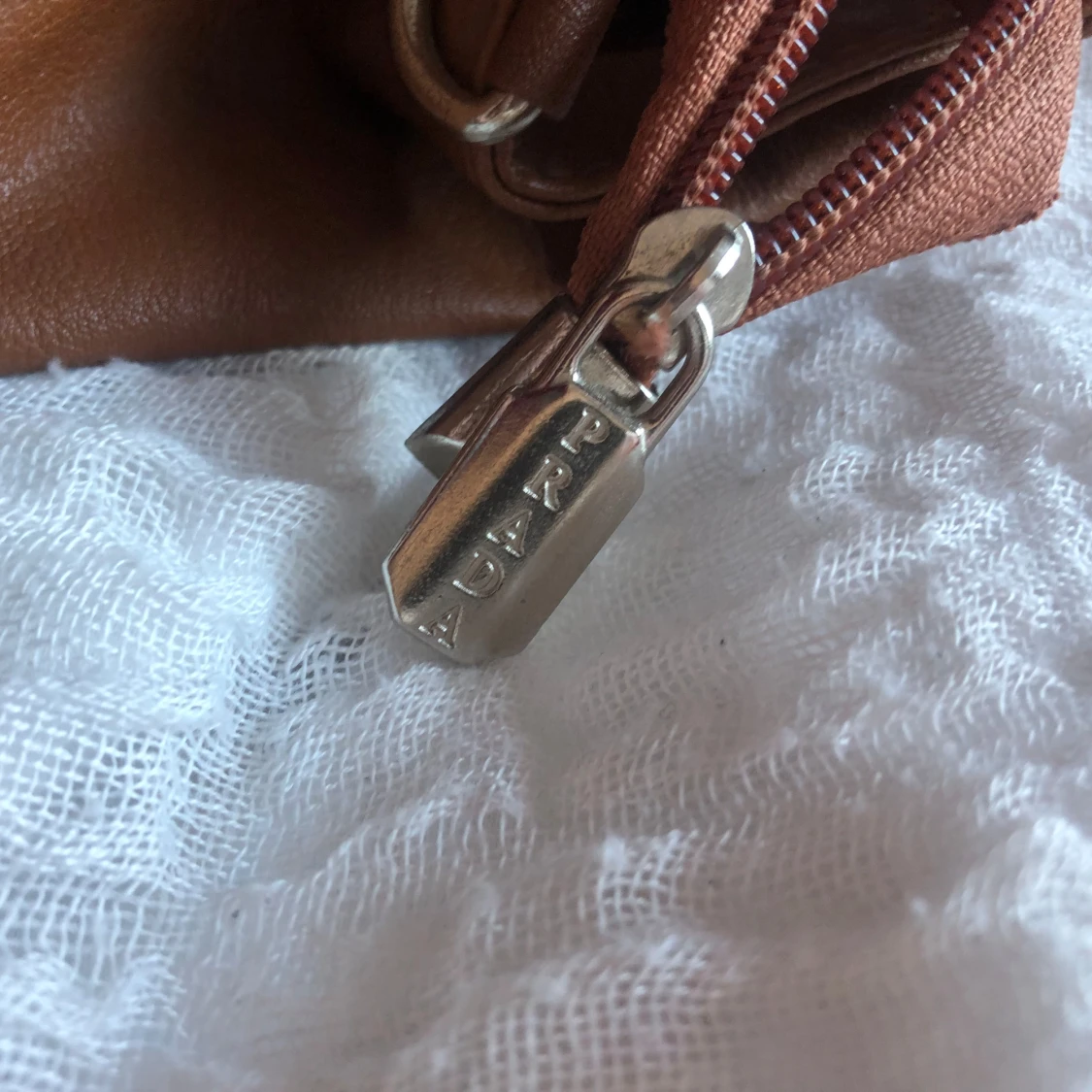 Brun pradaliknande väska - 91