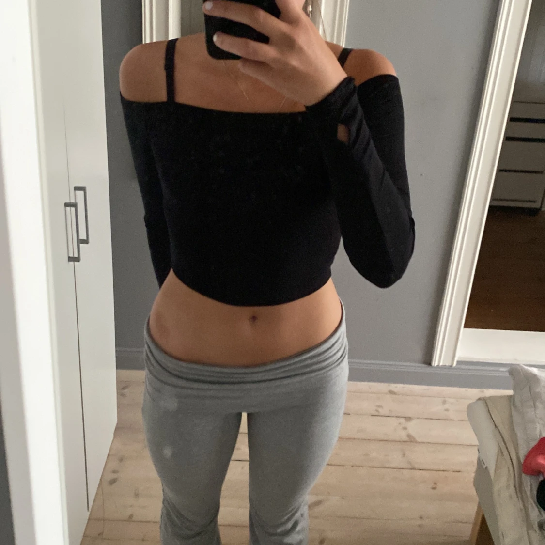 Svart off shoulder crop top