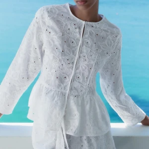 Blus - Tyvärr inte kommer till användning. Endast använd fåtal gånger. Slutsåld på Zara😇