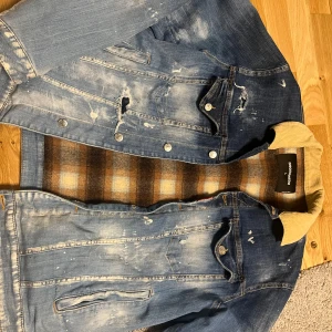 Dsquared2  - Jag säljer nu min Dsquared2 jeans jacka. Jackan är endast buren vid 2 tillfällen och är där med i helt ny skick. Jag köpte jackan för 8000kr. Jackan är i storlek L men går även bra på en person som bär storlek M 