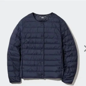 Uniqlo jacka - Marinblå tunn jacka. Perfekt till hösten och våren🥰