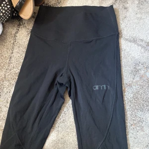 Tränings byxor -  Super sköna svarta högmidjade träningsbyxor inte en enda skråma någonstans använda kanske 10- 15 gånger